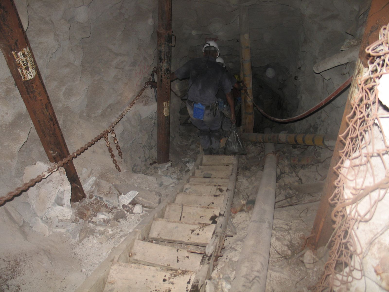 Escape of illegal mining kingpin highlights concerns over South Africa ...
